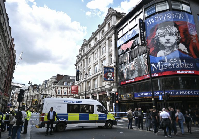Policía acusa de intento de homicidio a hombre que apuñaló a dos agentes en Londres