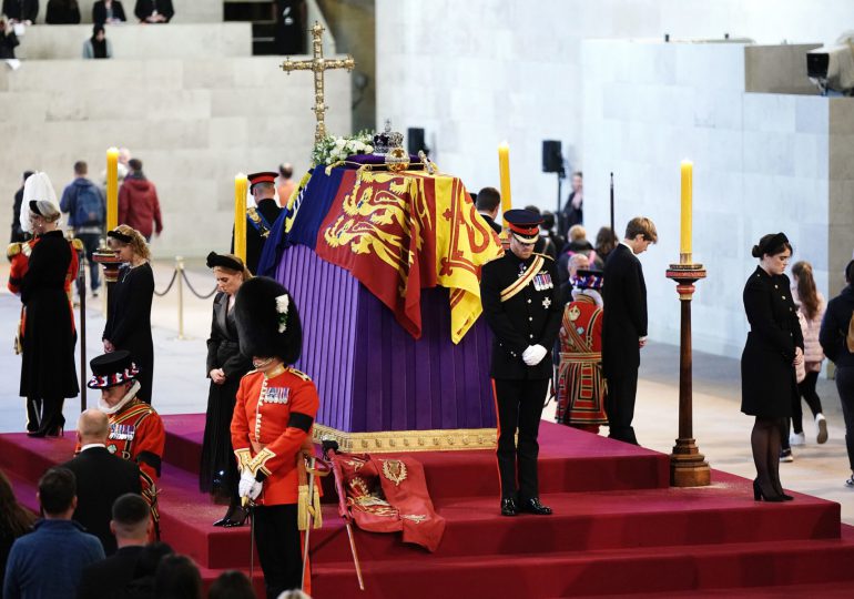 Dos días antes del funeral de Isabel II, la carrera por asegurarse un buen lugar