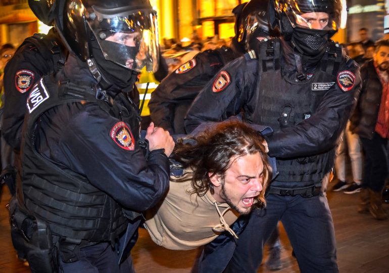 En Rusia, los manifestantes detenidos deben elegir: el frente o la cárcel
