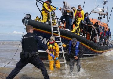 Casi 1.000 migrantes cruzan el canal de la Mancha en un día