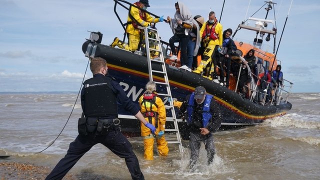 Casi 1.000 migrantes cruzan el canal de la Mancha en un día