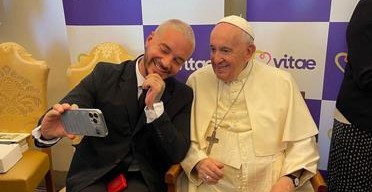 VIDEO| J Balvin se reúne con el Papa Francisco: "Estoy seguro que le gusta el reguetón"