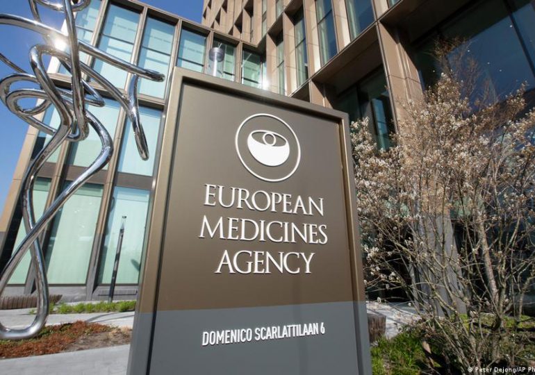 Regulador de medicamentos europeo autoriza vacunas de Pfizer y Moderna contra omicron