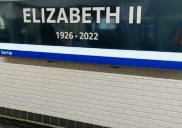 El metro de París rinde homenaje a Isabel II durante su funeral