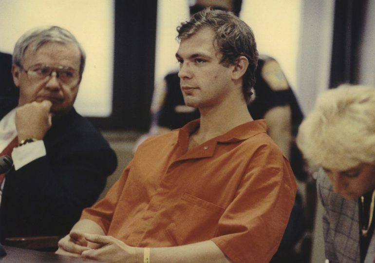El primo de una víctima del asesino en serie Jeffrey Dahmer, furioso con Netflix por "retraumatizar" a la familia