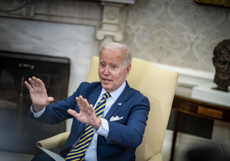 Biden se reúne con familiares de estadounidenses presos en Rusia