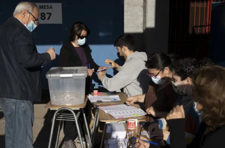Comienza conteo de votos en plebiscito constitucional en Chile