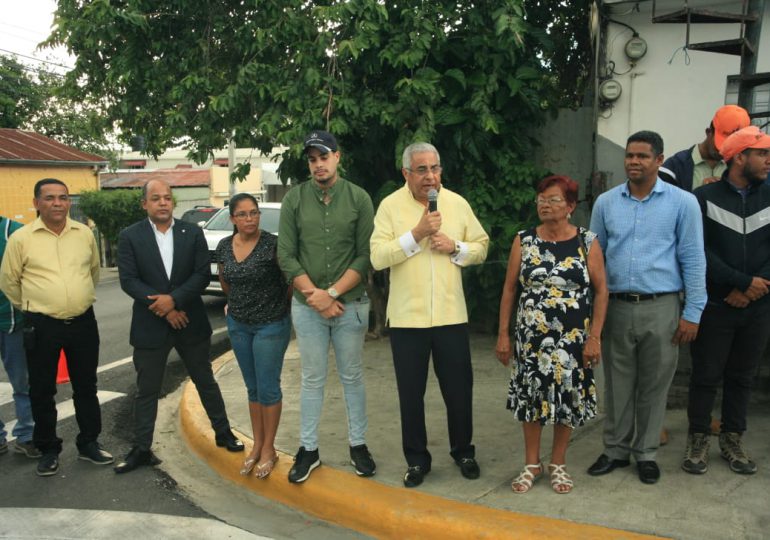 Ayuntamiento de Santiago entrega aceras y contenes en el sector Nibaje