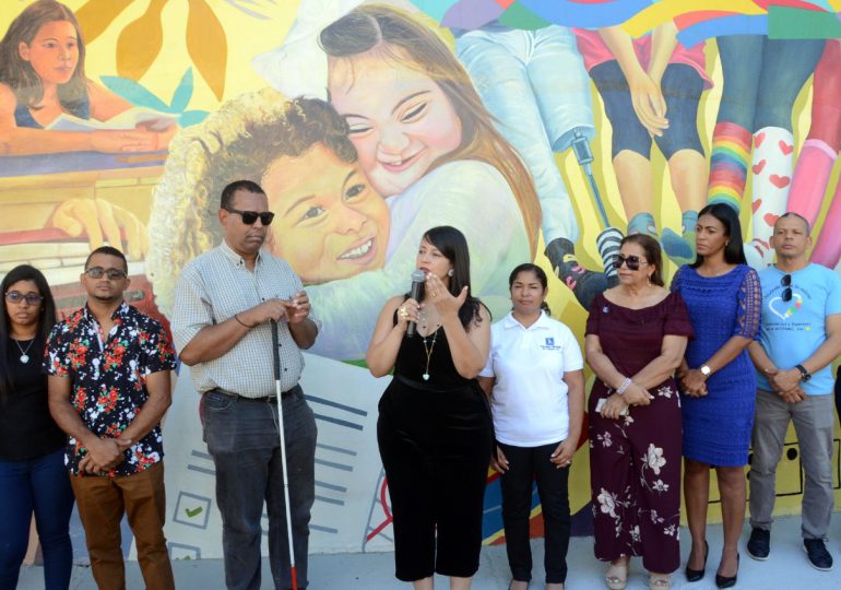 Alcaldía Santiago devela gigantesco mural en reconocimiento a la Inclusión Social
