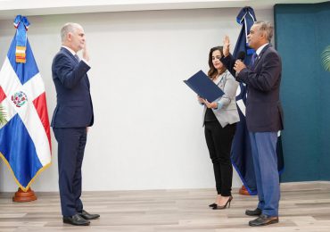Tras ratificación, juramentan a Alejandro Fernández como superintendente de Bancos