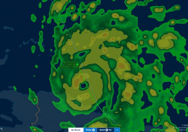 Captan avión pasando por el centro del huracán Fiona