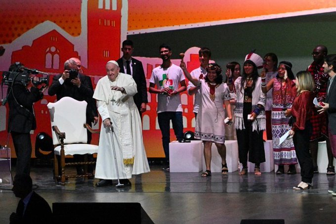 El papa firma con los jóvenes un pacto para "una economía de paz"