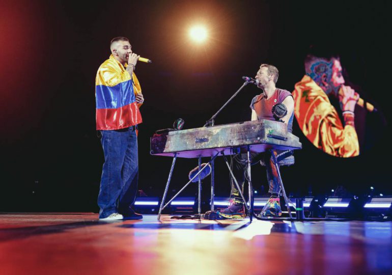 Coldplay sorprende a sus fanáticos colombianos invitando a Manuel Turizo al escenario en Bogotá e interpretando su éxito “La Bachata”