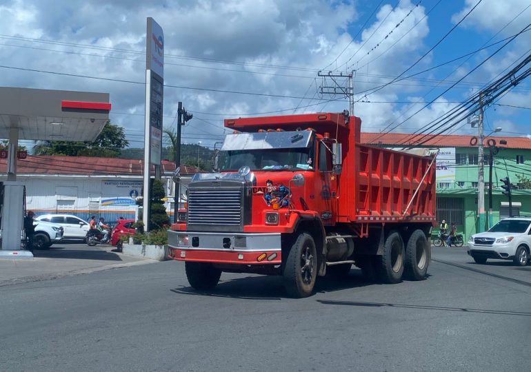 Asociación de camioneros, volteos y volquetas de Jarabacoa convoca a protesta por falta de pago