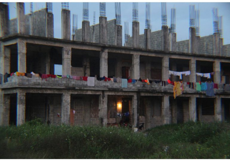 Haitianos ocupan escuela en construcción en Cancino Adentro