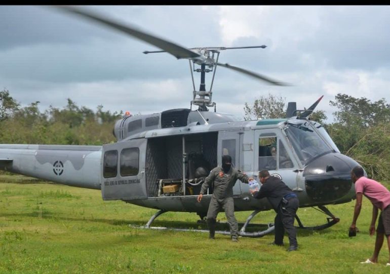 Aeronave de la fuerza área dominicana abordada por miembros del COE llevó agua potable a la comunidad de Manos Juan