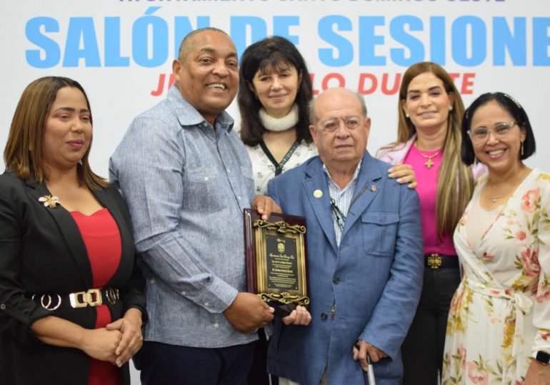 Alcalde José Andújar entrega llave del municipio SDO al Dr. Gustavo