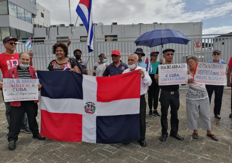 Cubanos y dominicanos exigen al Gobierno de EEUU levantar el bloqueo contra Cuba