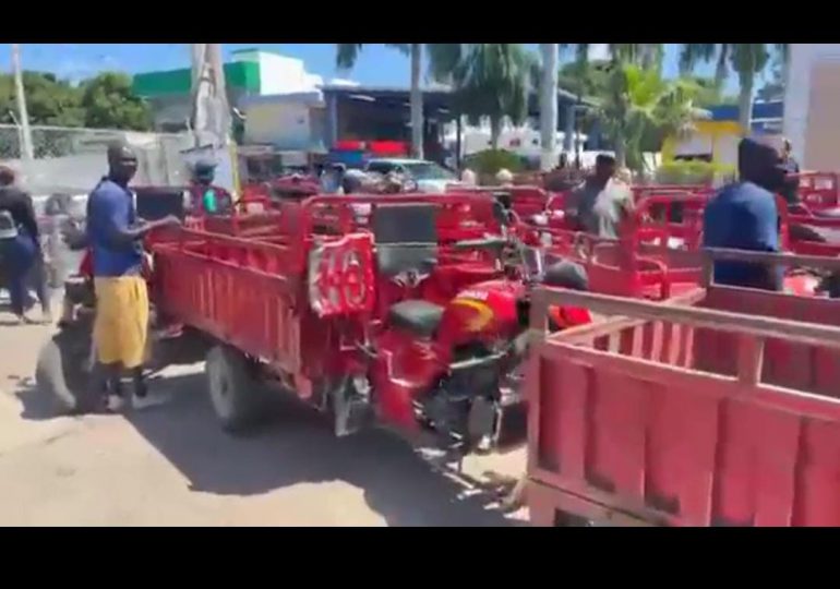 Video| Haitianos abarrotan estación de combustible en Dajabón