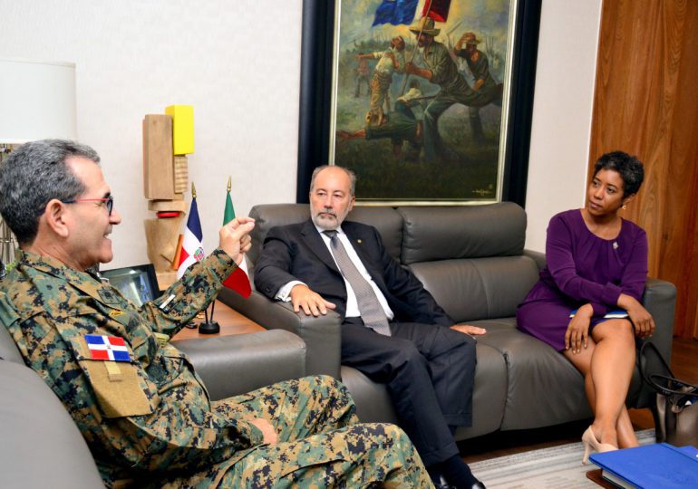 Ministro de Defensa recibe visita del Embajador de Italia en el país