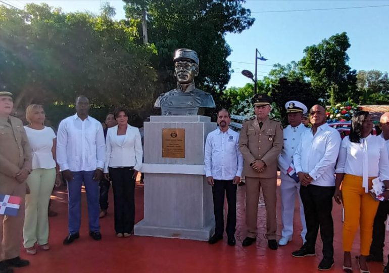 Efemérides Patrias inaugura escultura del General Gregorio Luperón