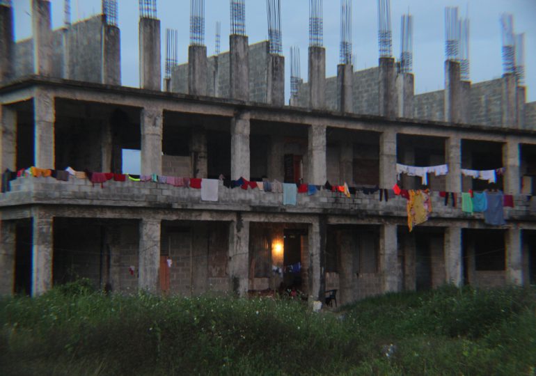 Haitianos ocupan escuelas en construcción en Cancino Adentro
