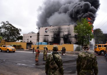 Incendio en tribunal electoral de Paraguay tensa el clima previo a las primarias