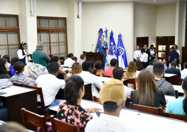 Hugo Beras comparte con universitarios y transportistas transformación movilidad de RD