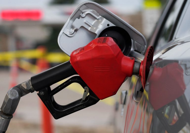 Gobierno de Colombia fija aumento mensual del precio de la gasolina hasta fin de año