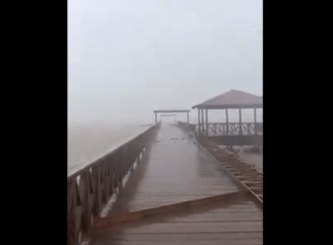 VIDEO|Puente turístico de Miches colapsa ante paso de Fiona