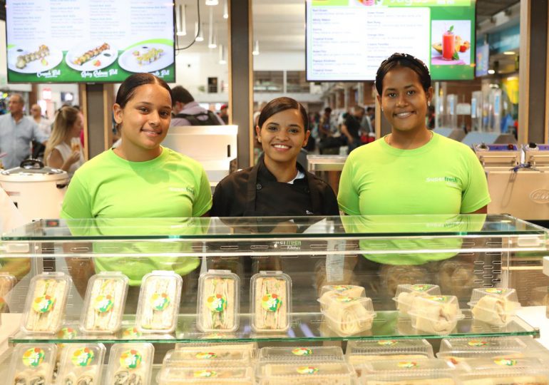 40 egresados del Centro de Superación Gastronómica Supérate son empleados en nuevo local de Super Fresh Kitchen