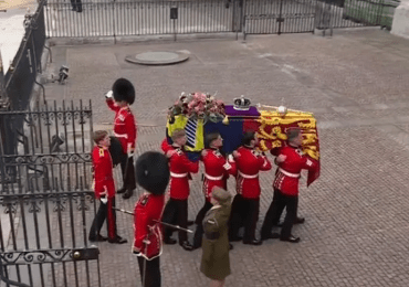 El féretro de Isabel II llega a la Abadía de Westminster para el funeral de Estado