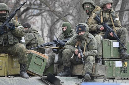 55 militares regresan a Rusia tras un intercambio de prisioneros con Ucrania, según el gobierno ruso