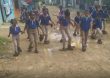 Video | Niños en Villa María deben ponerse fundas en los pies para ir a la escuela