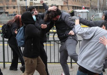 Manifestantes agreden a Simón Boric, hermano del presidente de Chile