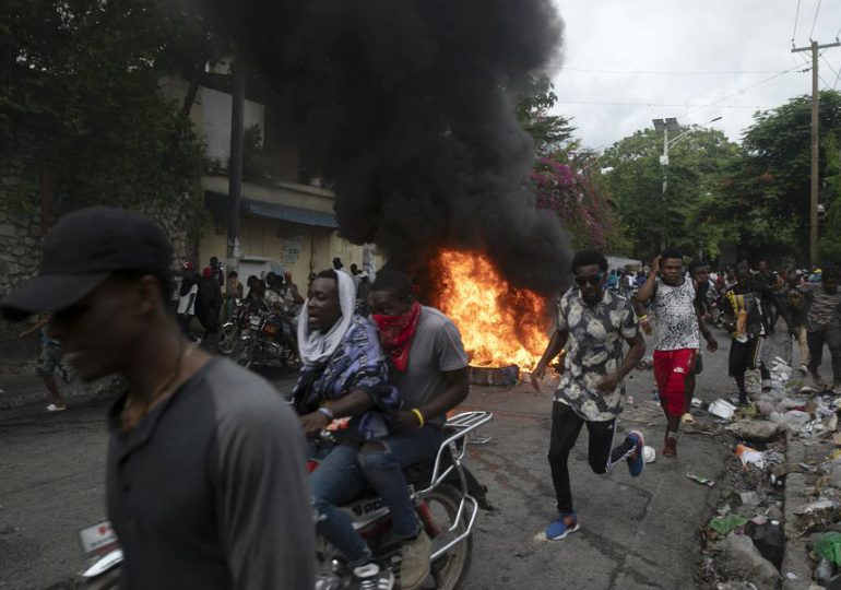 Miles de personas protestan en las calles de Haití contra Ariel Henry
