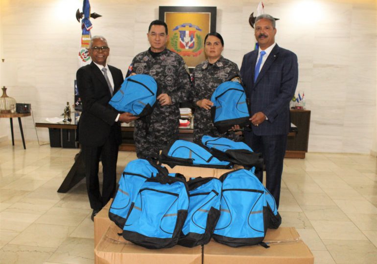 Policía Nacional recibe donación de mochilas de Grupo Popular para hijos de agentes