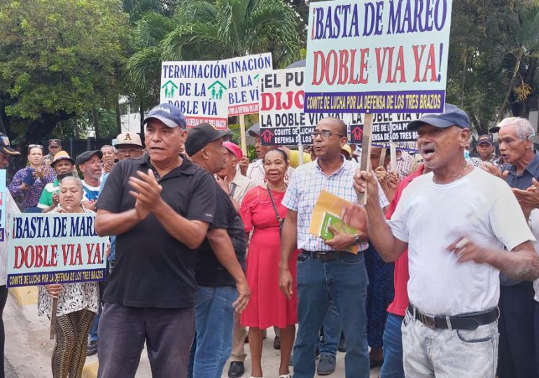 Residentes Los Tres Brazos acuden por cuarta ocasión al MOPC para exigir terminación de calles