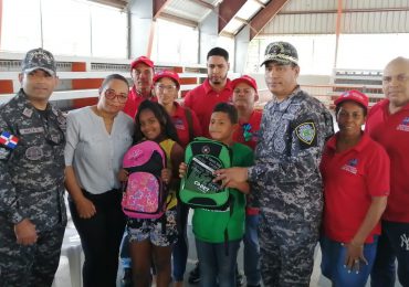 Proximidad policial presente en entrega útiles escolares a niños de escasos recursos en sector Vietnam de Pekín