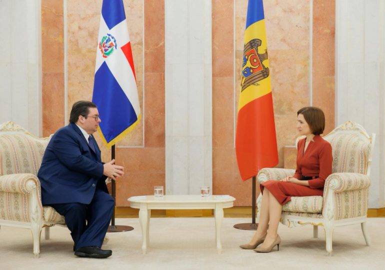 Embajador Hans Dannenberg Castellanos presenta sus cartas credenciales a la presidenta de Moldavia
