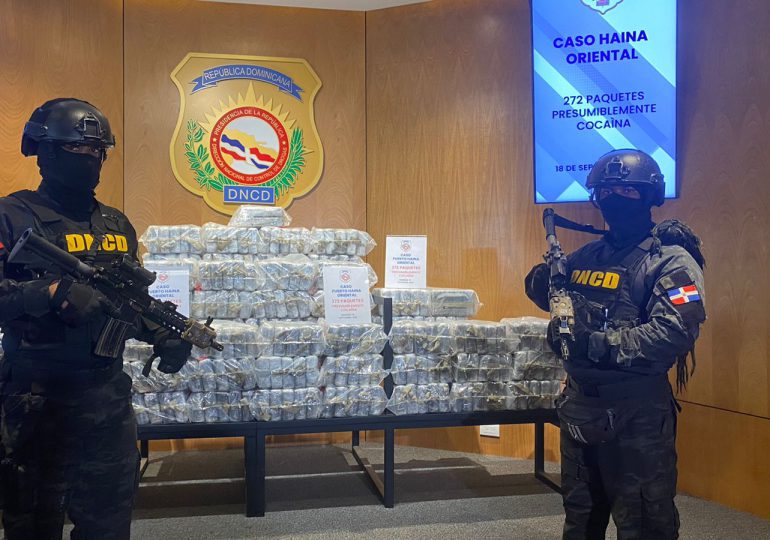 Ocupan 272 paquetes presumiblemente cocaína camuflados en piso de contenedor