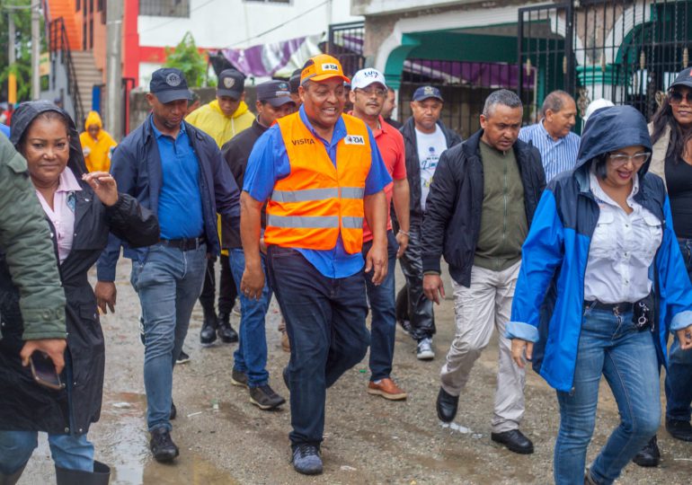Alcalde José Andújar va en auxilio de familias afectadas por el huracán Fiona en Santo Domingo Oeste