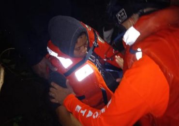 Defensa Civil rescata con vida a dos personas quedaron atrapadas por crecida río Duey en Higüey