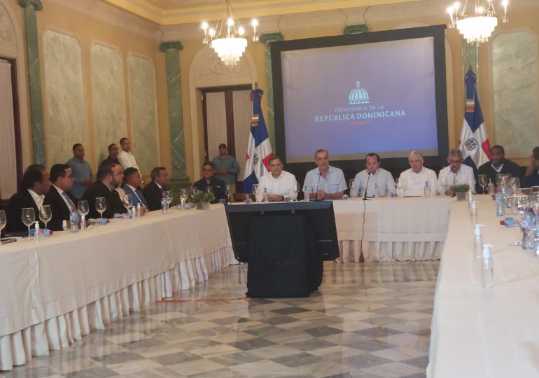 Presidente Abinader reúne a la oposición política para tratar daños del huracán Fiona
