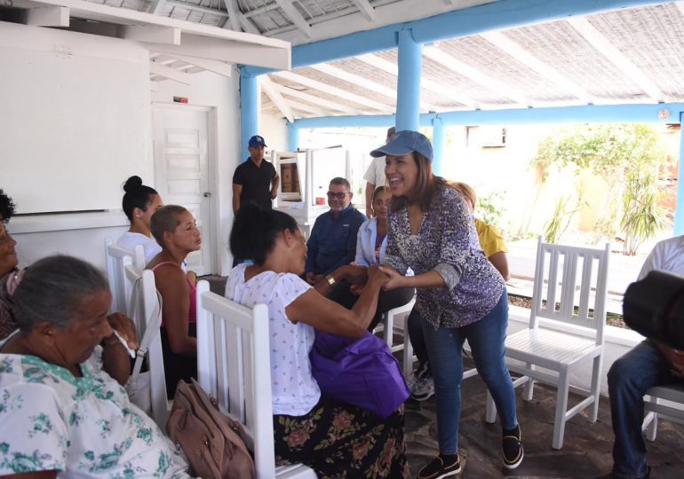 Margarita Cedeño continúa entregando ayudas a damnificados por Fiona en Samaná