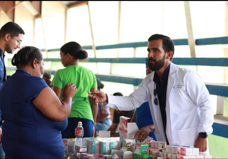 Dr. Luis Cruz Camacho entrega donaciones a familias afectadas por huracán Fiona en zona Este