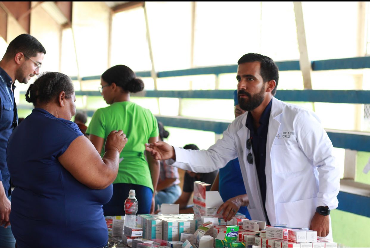 Dr. Luis Cruz Camacho entrega donaciones a familias afectadas por huracán Fiona en zona Este | RC Noticias