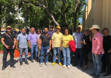 Suplidores vuelven a protestar contra Inabie frente a Palacio Nacional