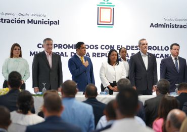 Presidente Abinader encabeza en Unicaribe apertura carrera en Administración Municipal