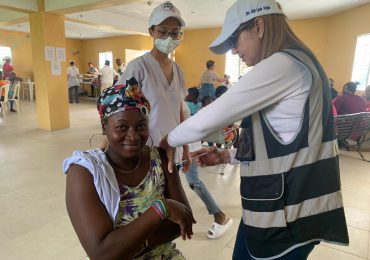Salud Pública vacuna a decenas de personas desplazadas a causa de Fiona